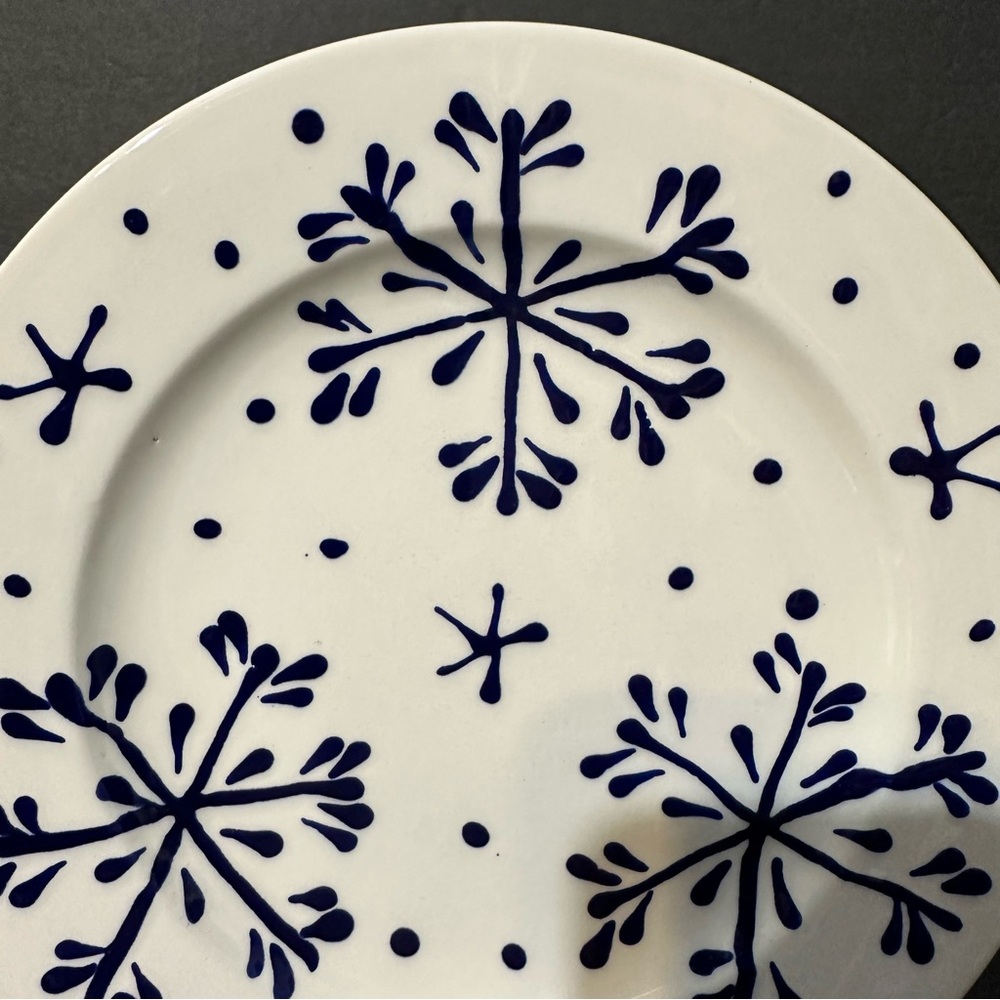 Set of 2 Blue & White Snowflakes Design Hand Painted In Italy 8.75" Salad Plates - Picture 3 of 14